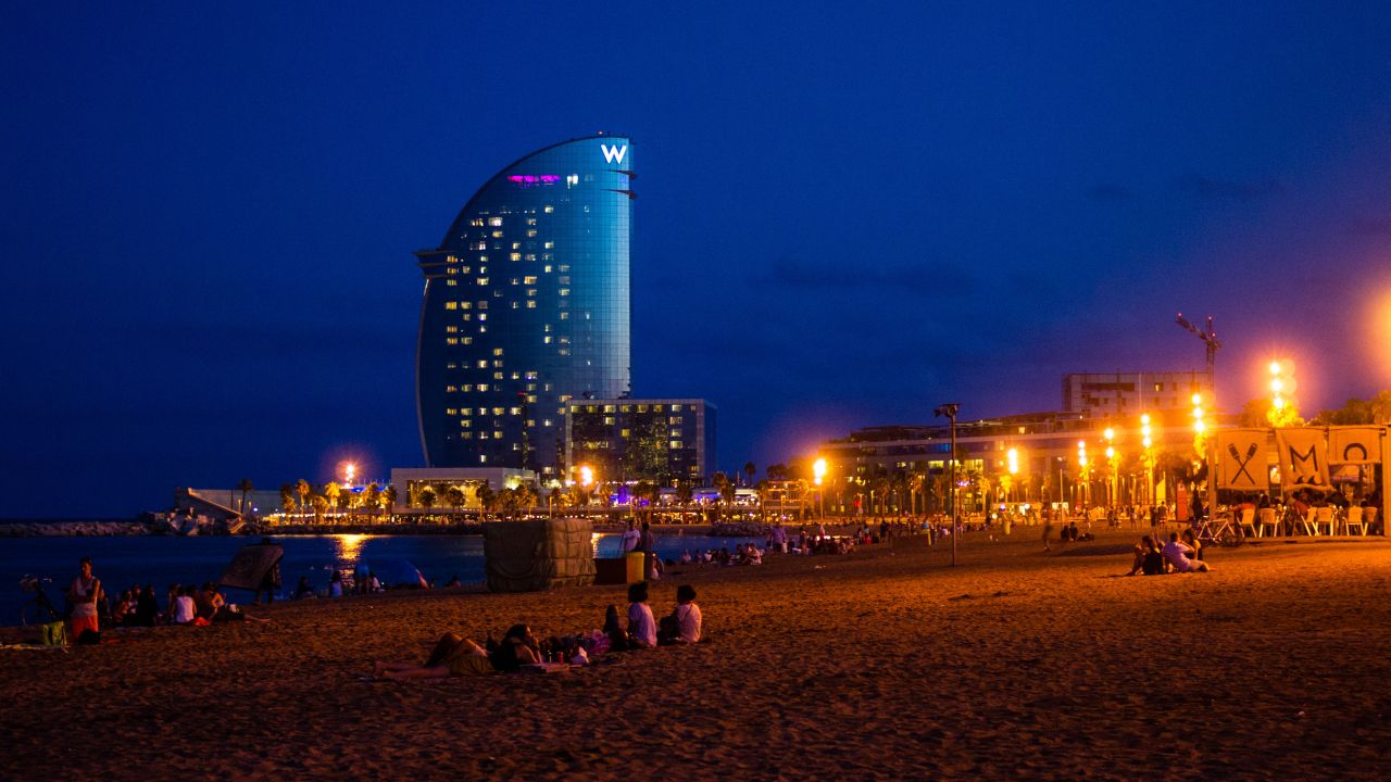 Večerná atmosféra pláže Barceloneta