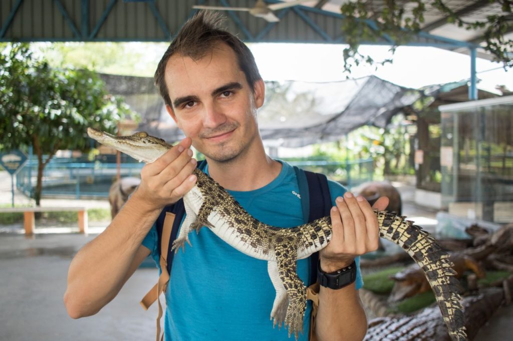 Malý krokodíl do rúk na Tuaran Crocodile Farm v Kota Kinabalu