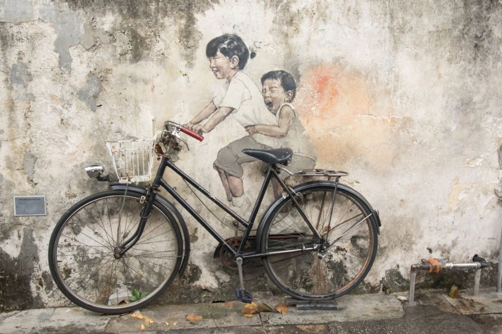 Jedna z najznámejších street art malieb v Georgetowne - Little Children on a Bicycle