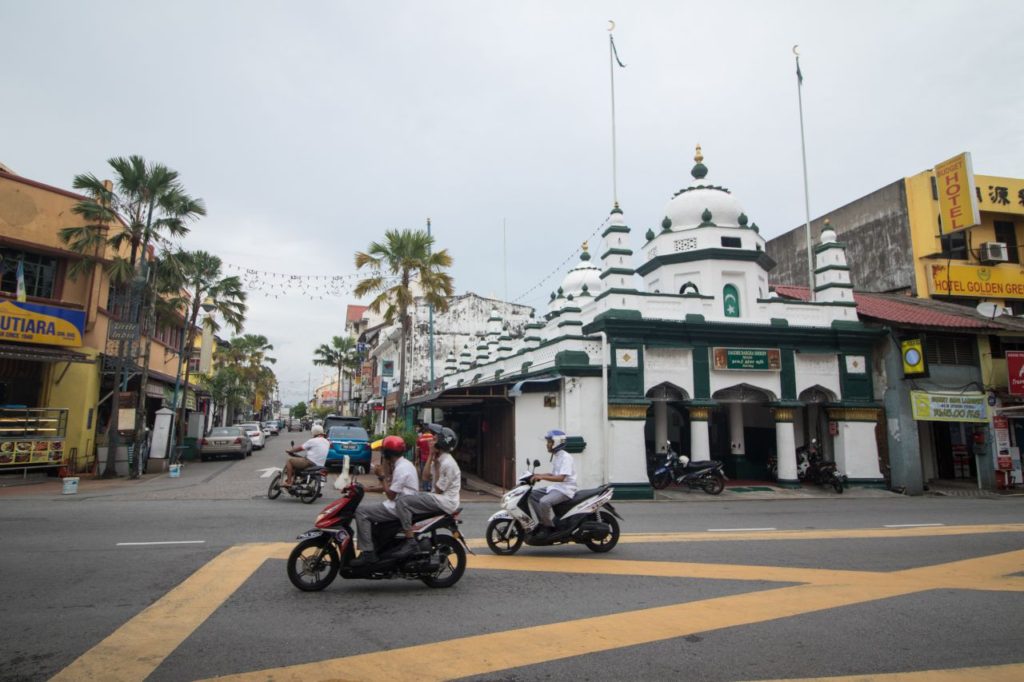 Mešita s netradičným dizajnom v časti Little India, Penang, Malajzia