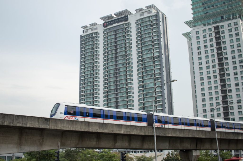 Nadzemka (KL Monorail) a mrakodrapy metropoly Kuala Lumpur, Malajzia