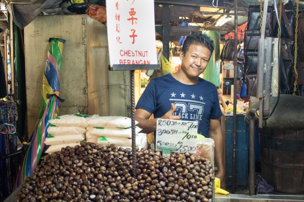 Pečené gaštany v Chinatown, Kuala Lumpur, Malajzia