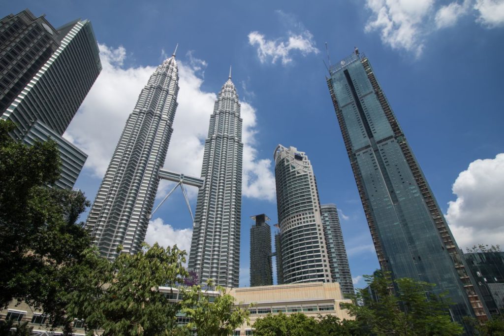 Pohľad na Petronas Towers zo spodu, Kuala Lumpur, Malajzia