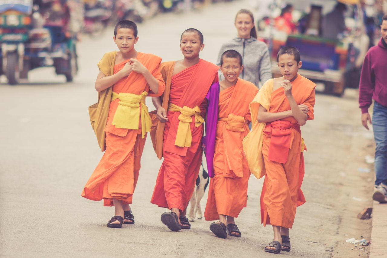 Štyria mladý budhistický mnísi v Luang Prabang, Laos