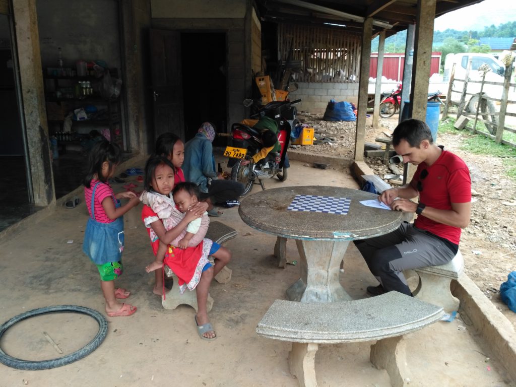 Deti v Laose starajúce sa o ešte menšie deti