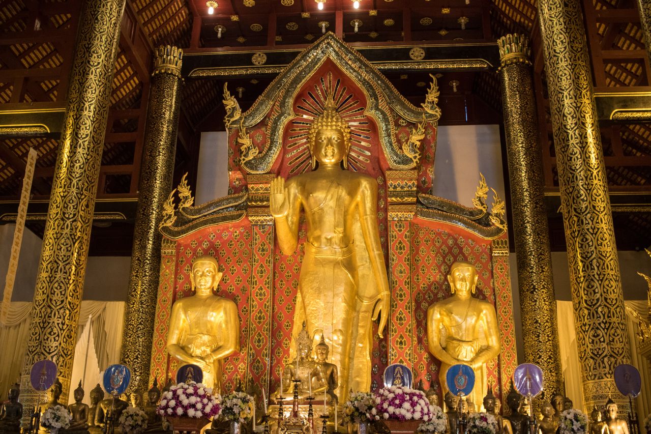 Zlatý Budha v chráme Pra Wihan Luang, Chiang Mai, Thajsko