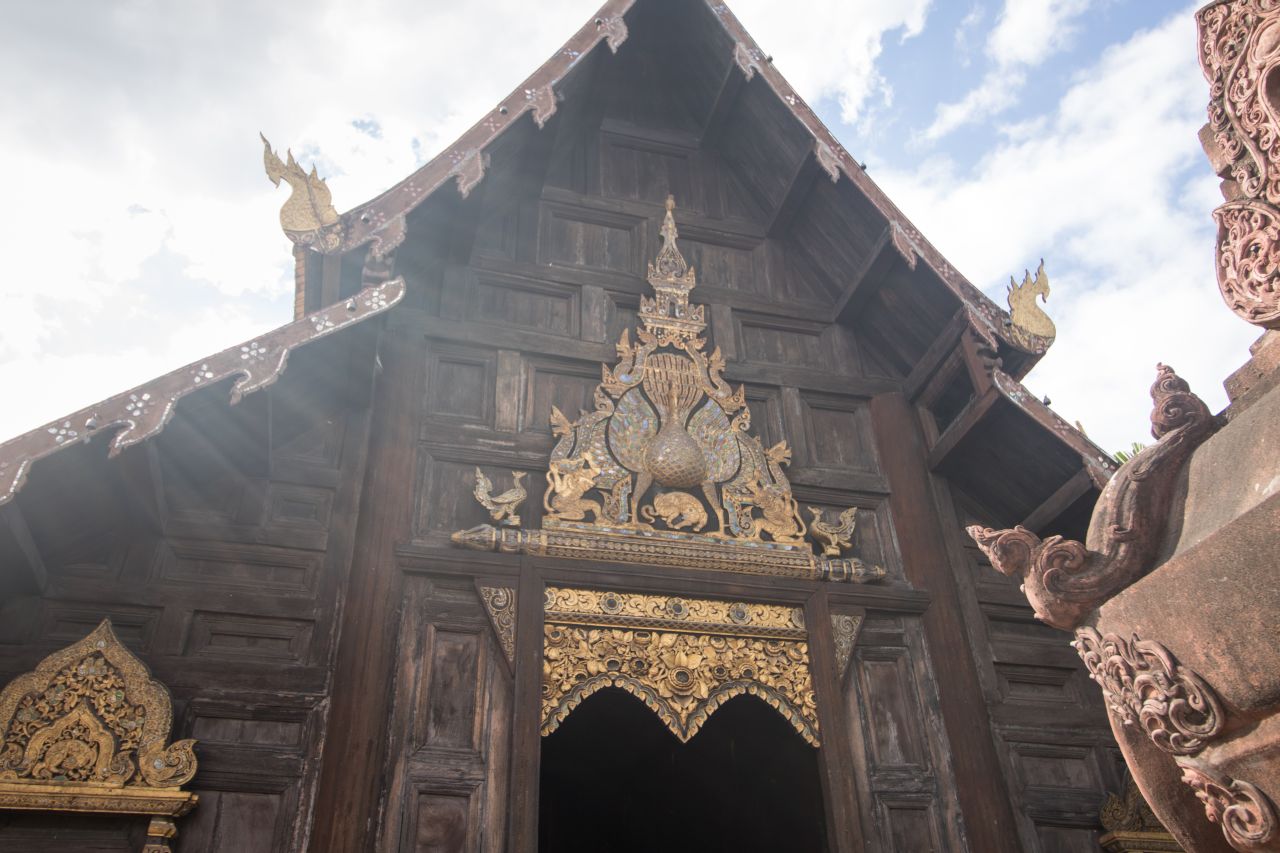 Drevený chrám Wat Phan Tao, Chiang Mai, Thajsko
