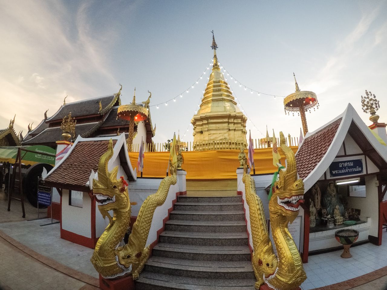 Duchovnú atmosféru vo Wat Phratat Doikham bolo cítiť vo vzduchu, Thajsko