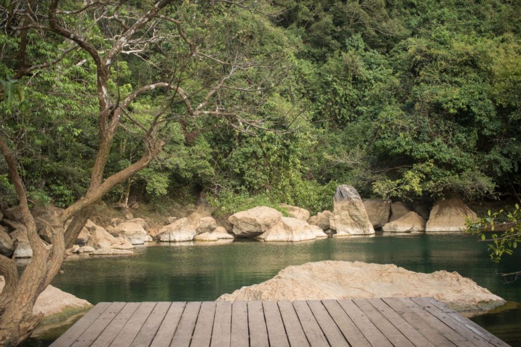 Jazierko Cool Springs na trase Thakhek Loop, Laos