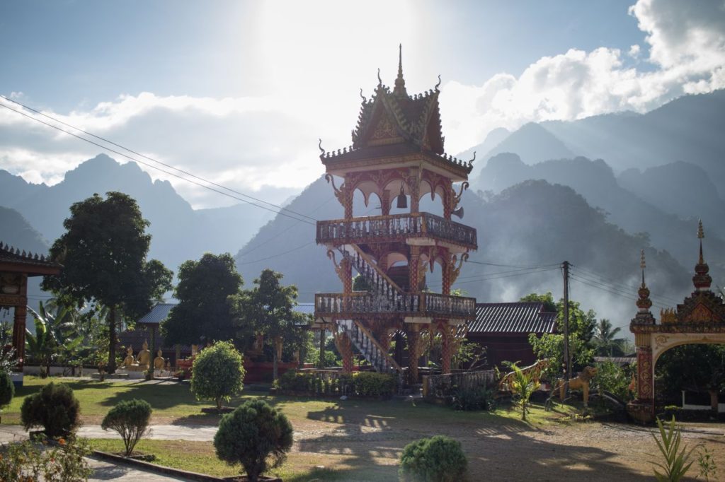 Chrámový komplex v dedinke Pha Tang a vápencové hory v pozadí, Laos