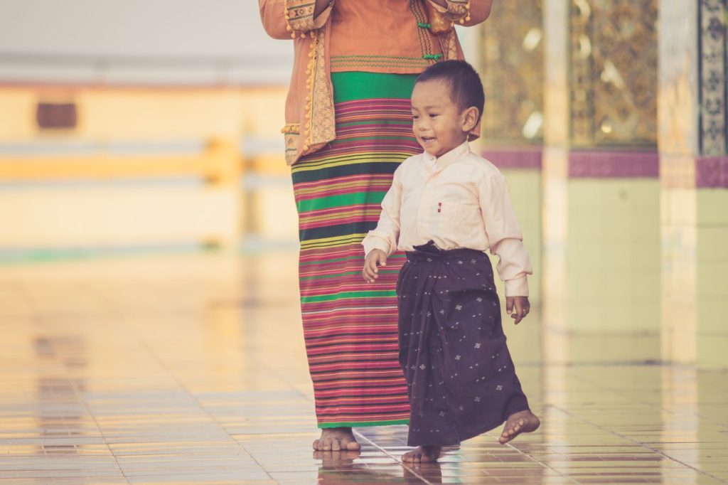 Malý Mjanmarčan v tradičnej sukni longyi