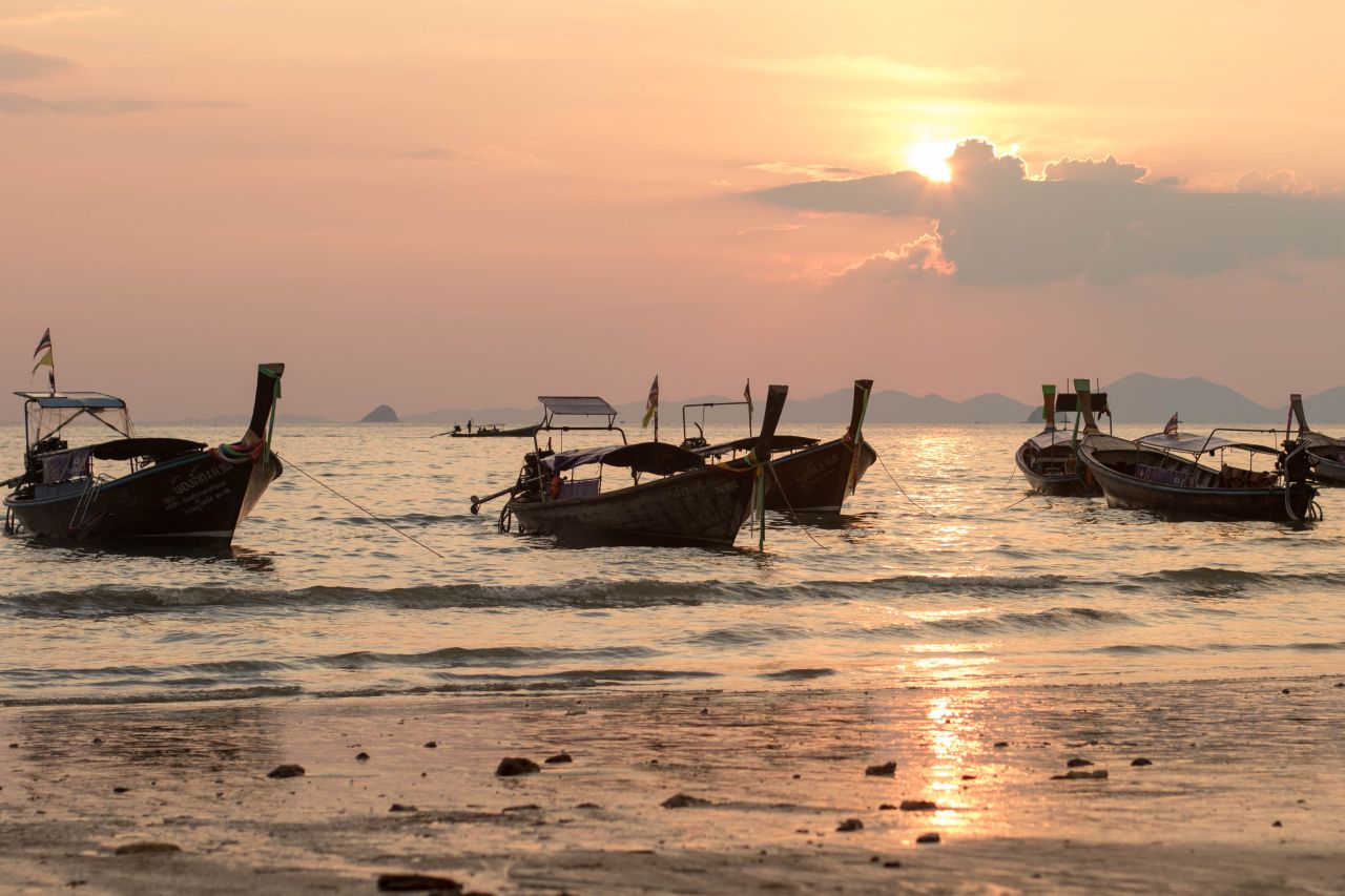 Západ slnka a lode na Ao Nang Beach, Krabi, Thajsko