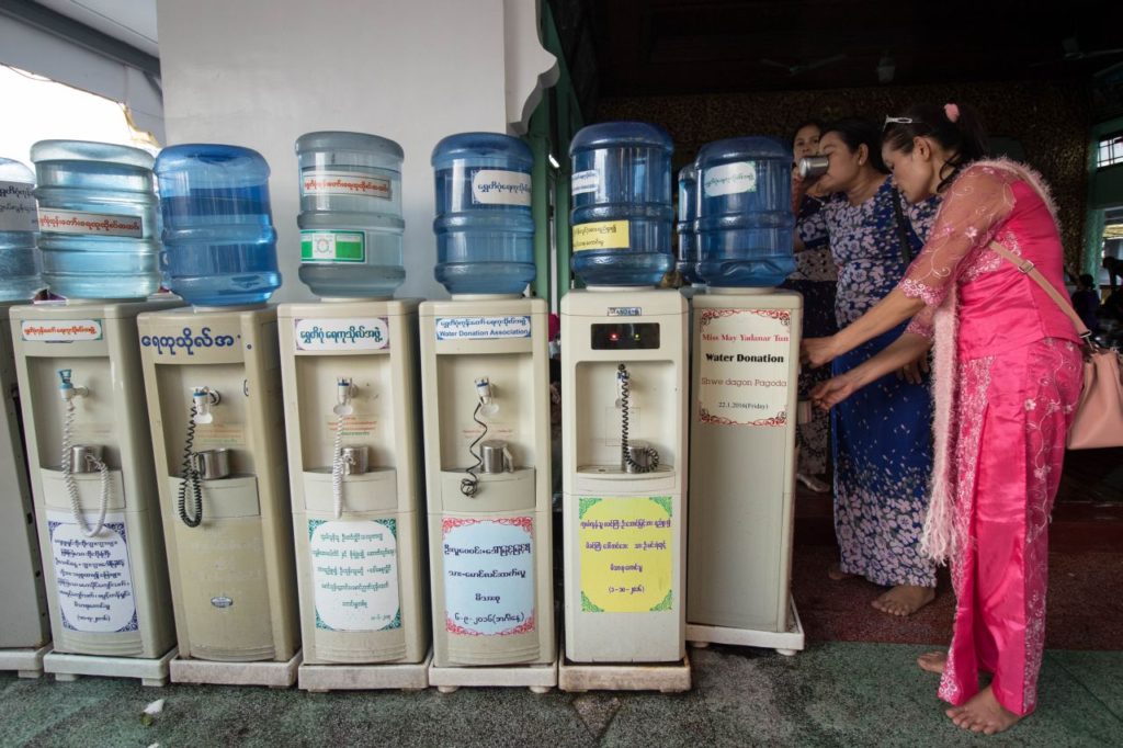 Hygiena v Mjanmarsku sa zdieľajú šálky na ulici