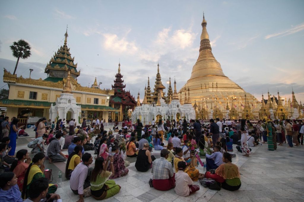 Večerné modlitby pod Shwedagon pagodou v Yangone, Mjanmarsko