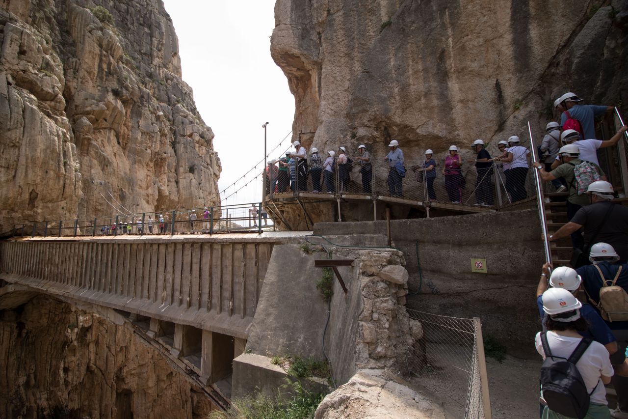Turisti čakajúci na most cez roklinu El Chorro, Caminito del Rey