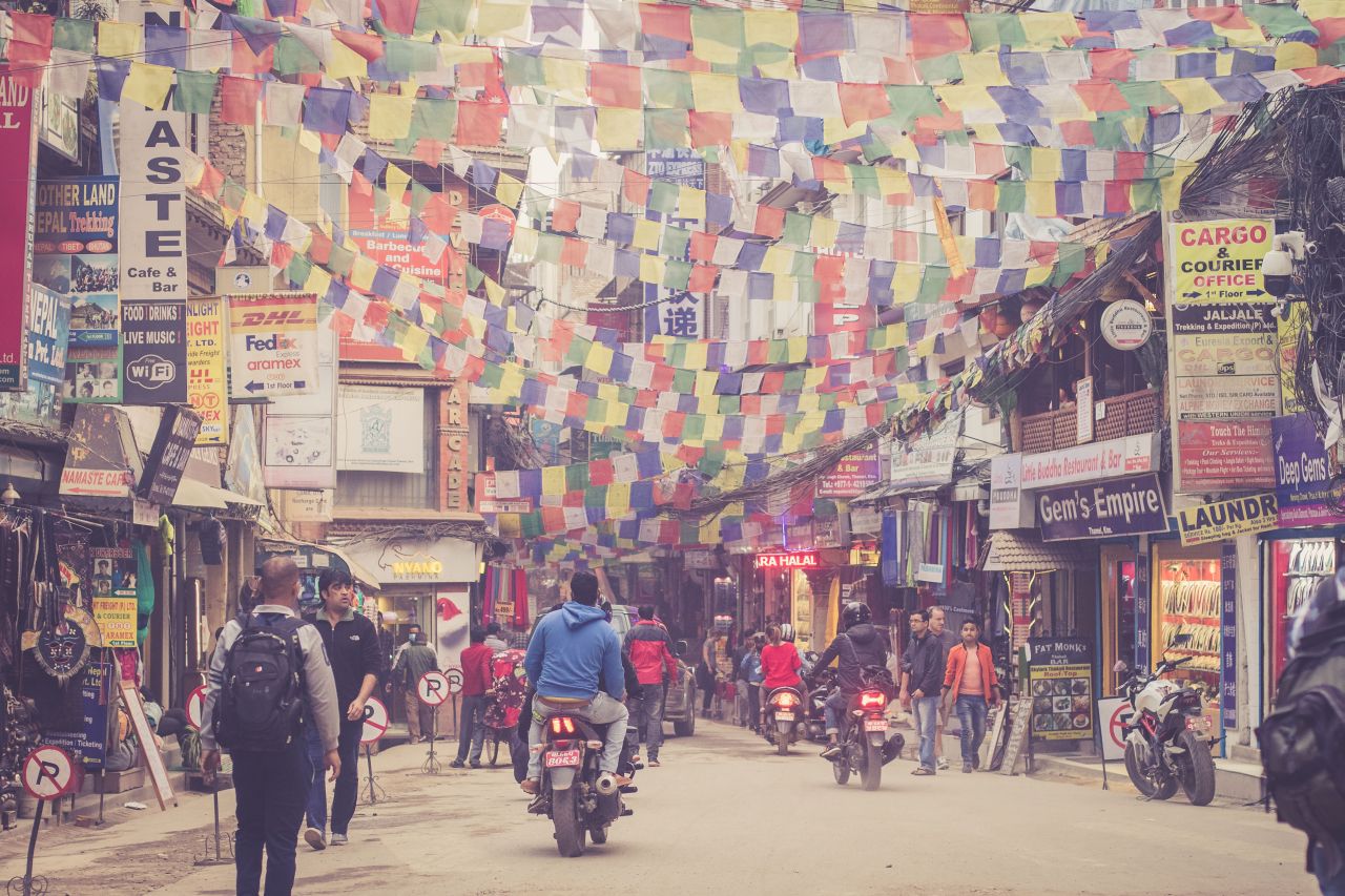 Thamel a budhistické vlajočky v centre Káthmandu, Nepál