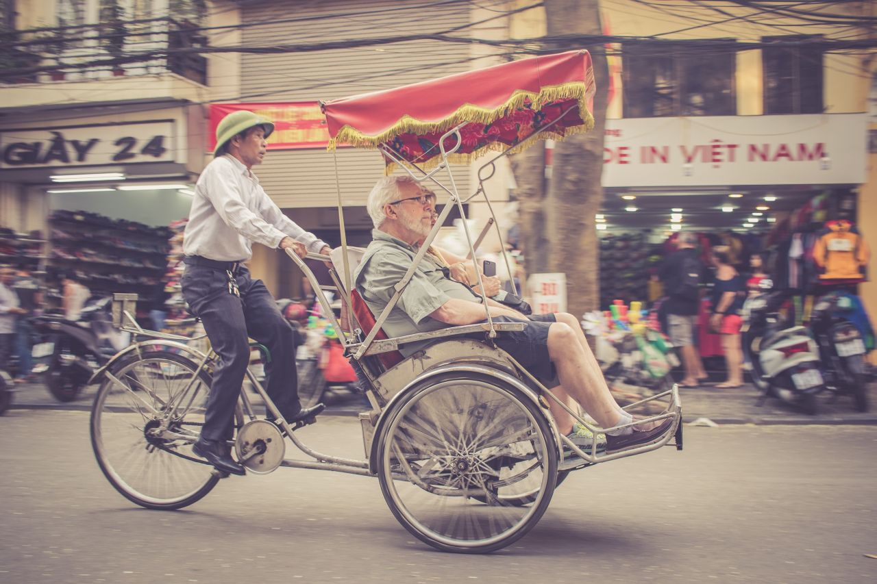 Cyklorikše s turistami vo vietnamskom Hanoji