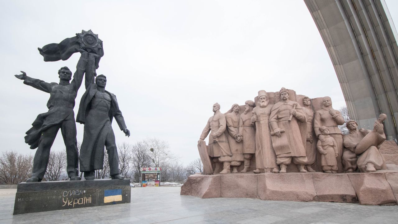 Typické sovietske sochy v Kyjeve pod oblúkom priateľstva