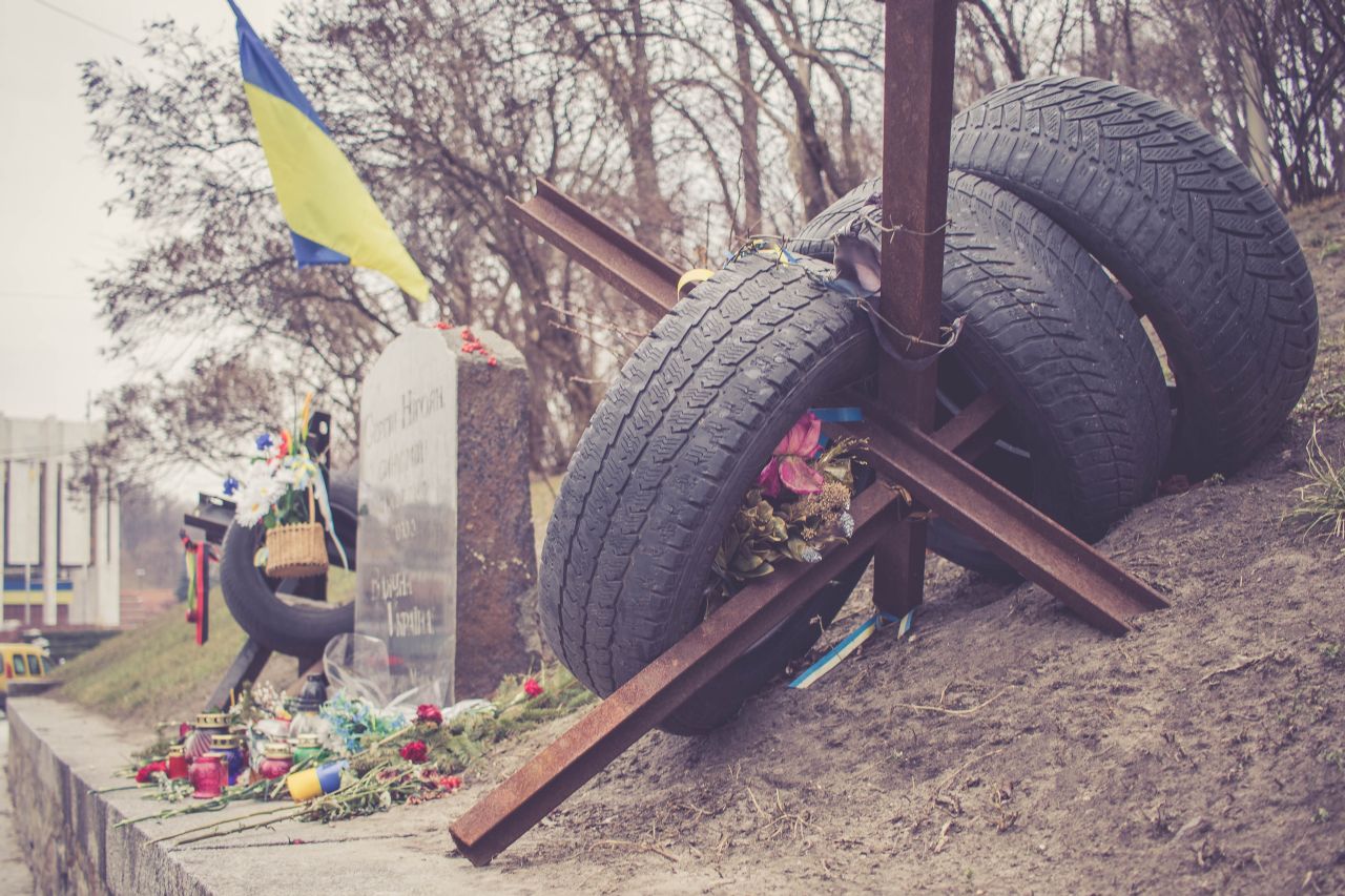 Pomníky obetiam Euromaidanu z roku 2014, tvorené z pneumatík