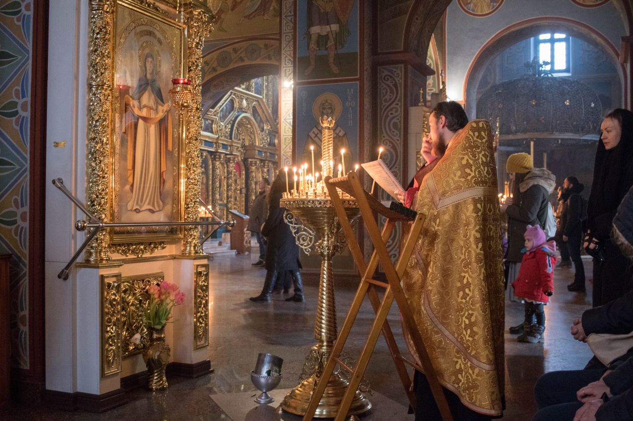 Pečerska lavra a pohľad na Popa - pravoslávneho kňaza