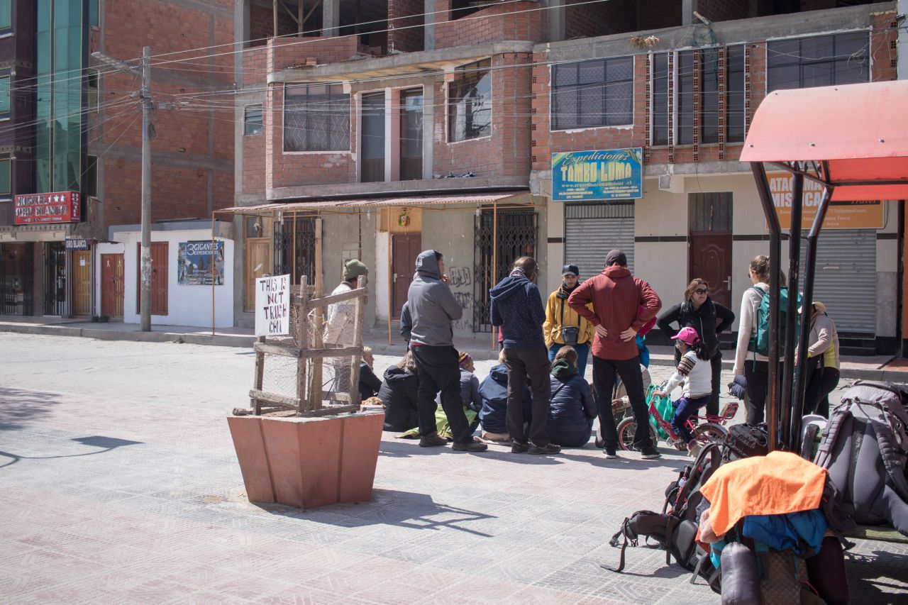 Všetci turisti sa zhromaždili na jednom mieste v centre Uyuni a celé doobedie sme riešili čo ďalej