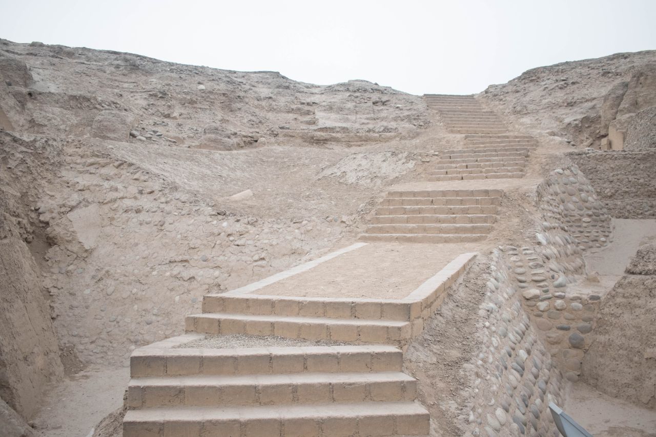 Pyramída Mateo Salado uťapkaná z blata, Lima