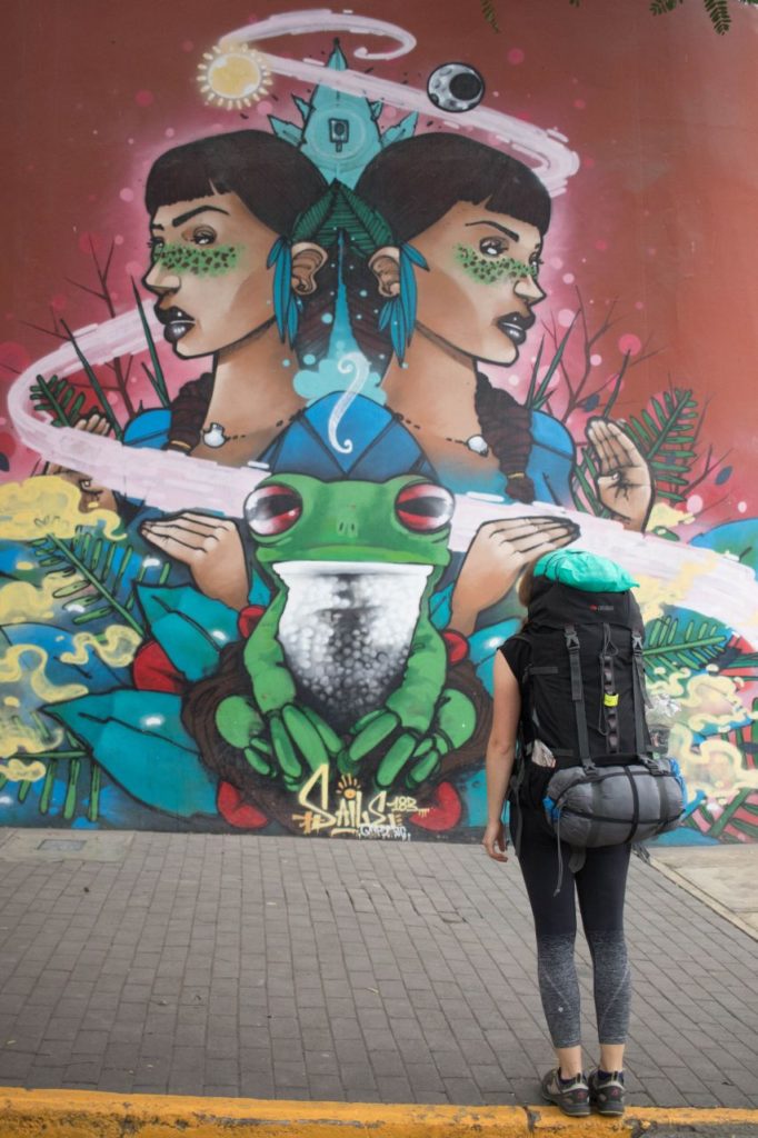 Turistka pri juhoamerických grafitoch, v Lime