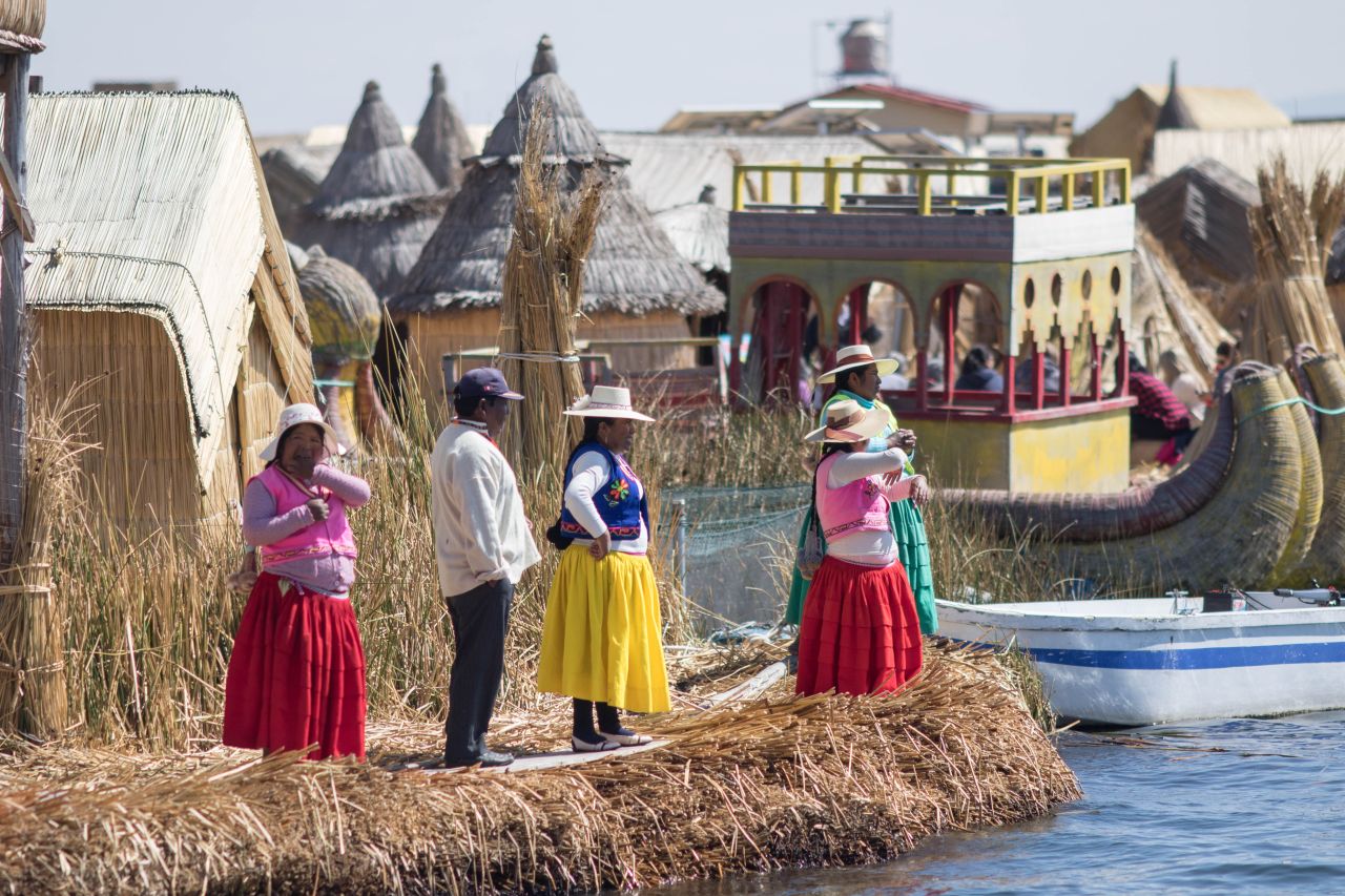 Ženy z ostrovov Uros čakajúce na turistov