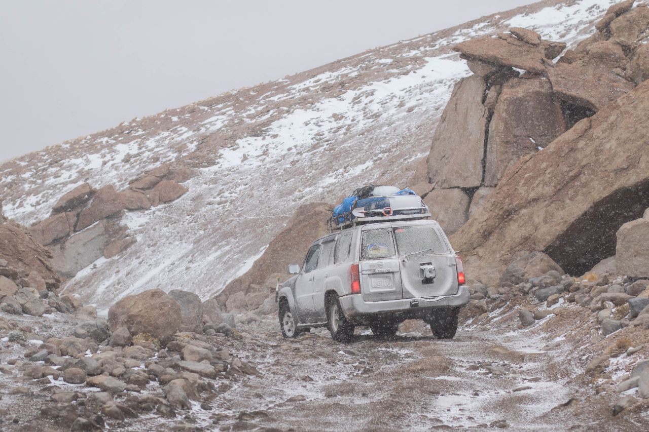 Snežná búrka zastihla naše terénne autá cestou zo Salar de Uyuni