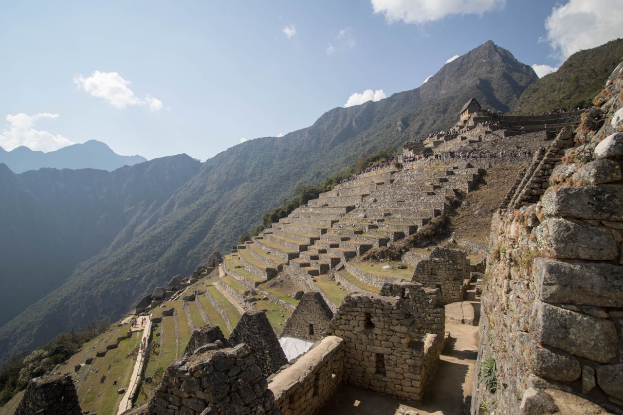 Machu Picchu sa nachádza v nadmorskej výške okolo 2800 m. n. m. takže to časom rozdýchaš ;)