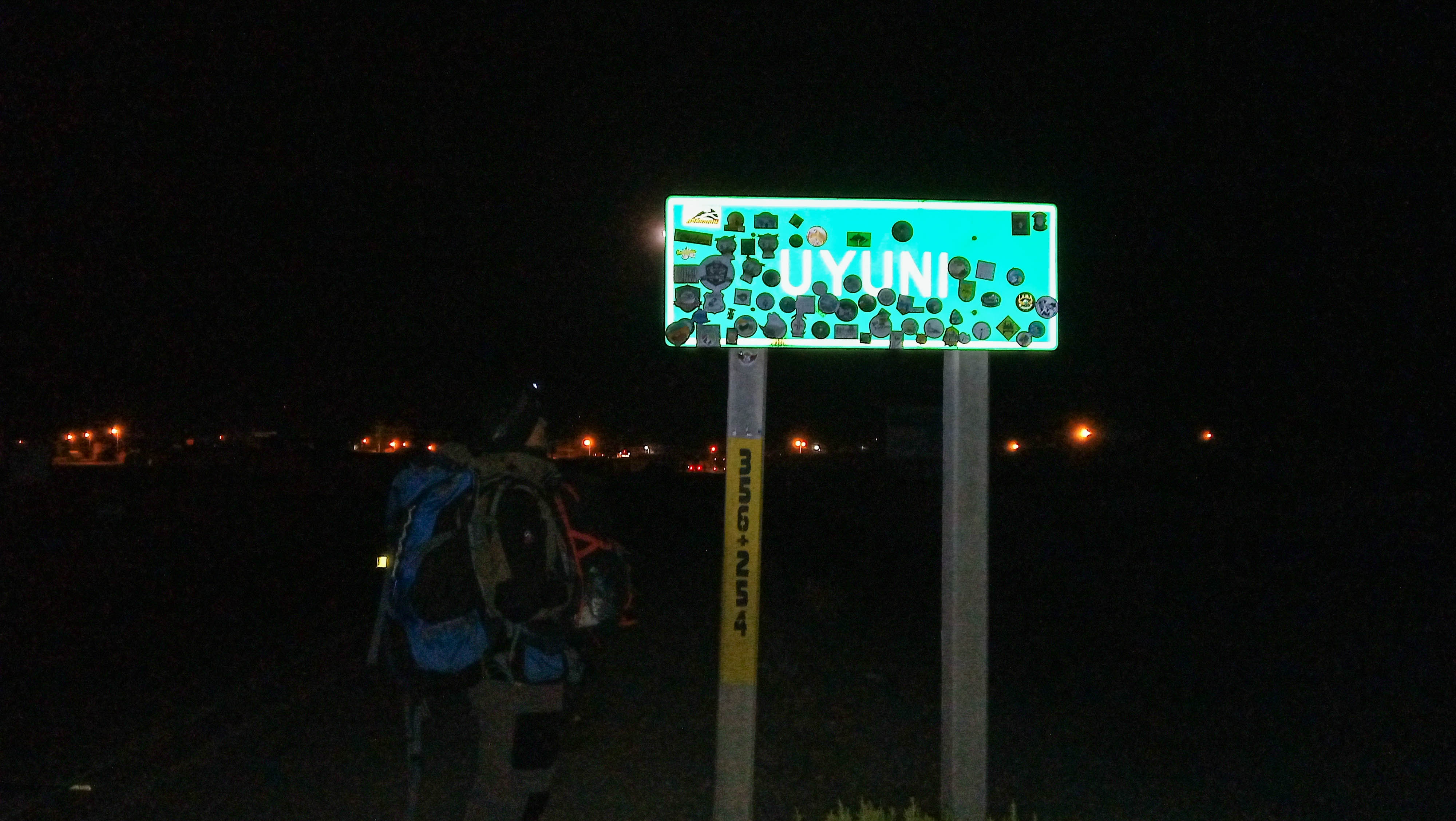 Cesta do Uyuni počas noci, kedy nás autobus vyhodil 4 km pred dedinou so slovami: Ďalej už musíte ísť pešo