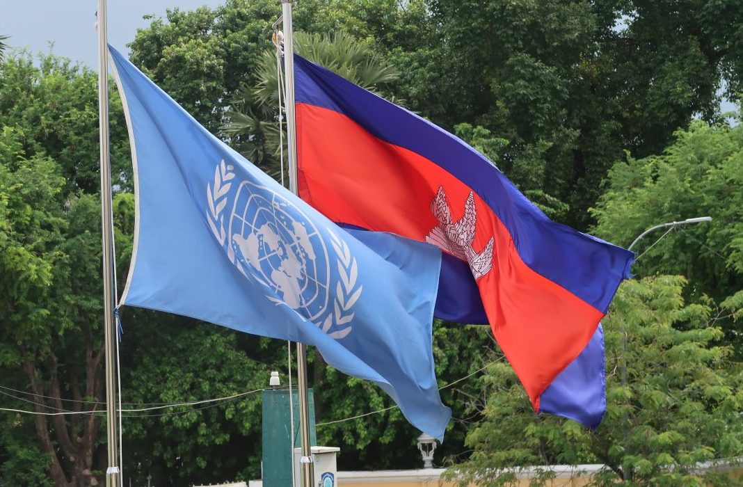 Dôsledky medzinárodnej pomoci, vlajky OSN a Kambodže