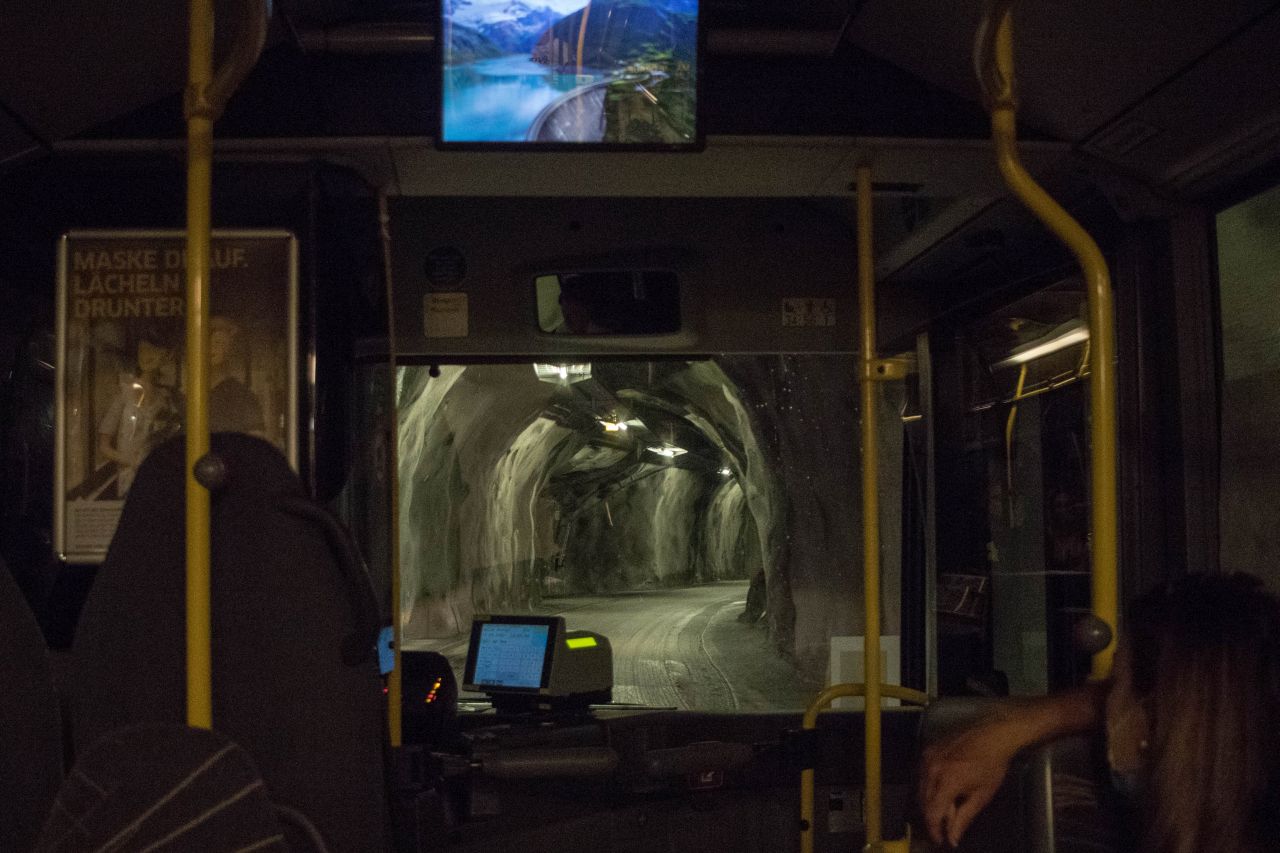 Cesta autobusom k hornej priehrade Stausee Mooserboden vedie cez tunely