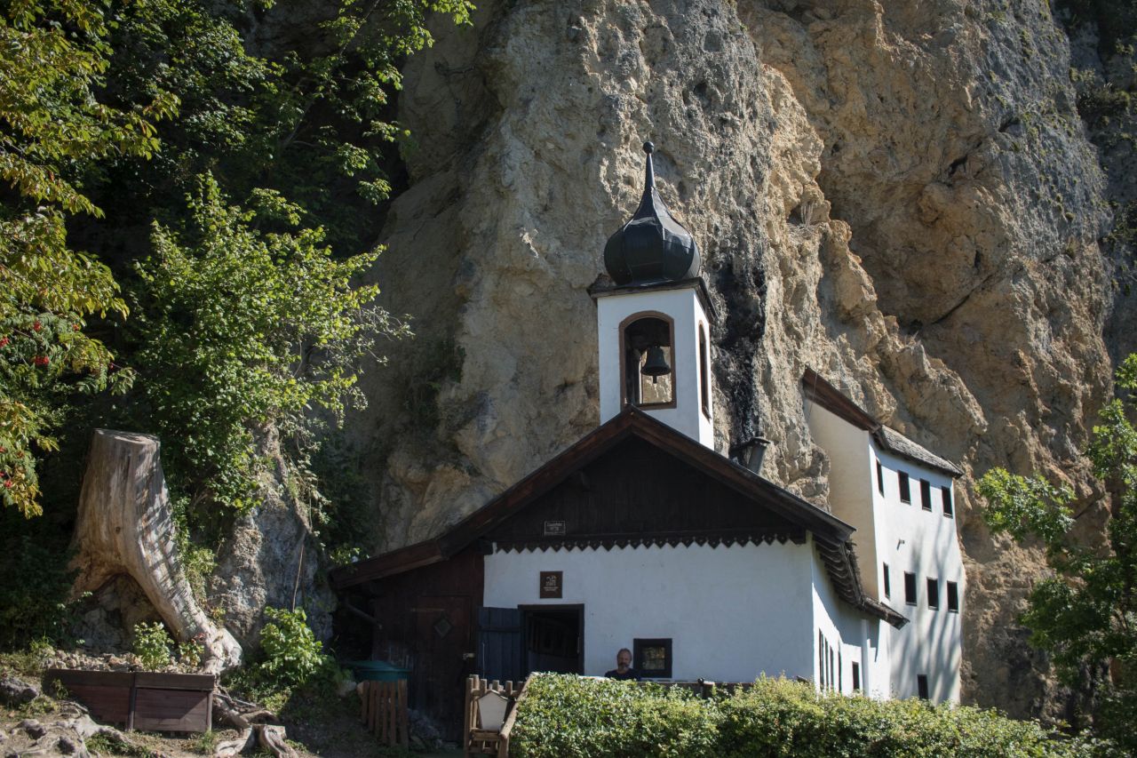Kláštor v skale Palfen zu Saalfelden, rakúske Alpy