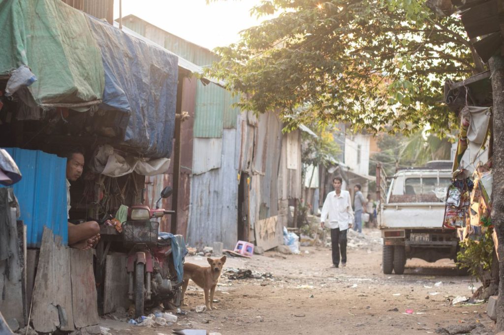 Život v slume garbage hillu v hlavnom meste Kambodže Phnom Penh