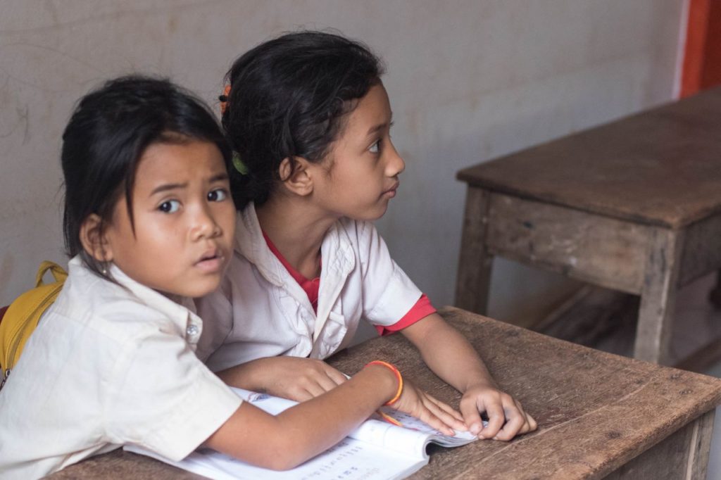 Dievčatá v školskej lavici v Kambodži