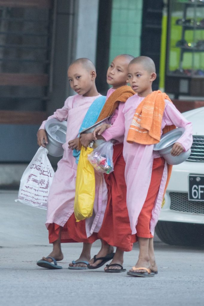 Budhistické mníšky v ružových habitoch v Mjanmarsku