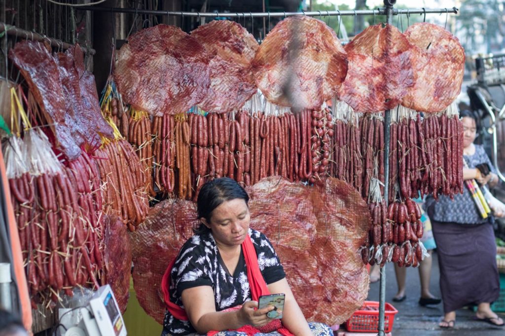 Pouličný predaj sušeného mäsa v Yangone
