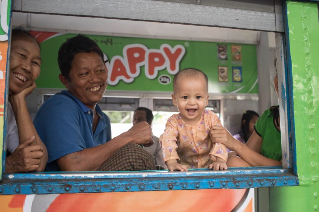 Usmiaté mjanmarské dieťa vo vlaku