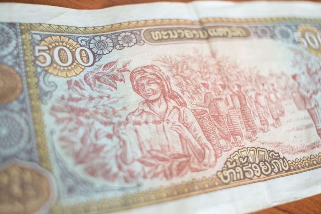 Náklady rozpočet, ceny a bankovky v Laose