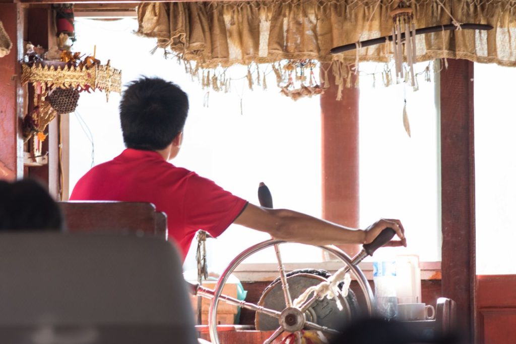Kapitán lode na plavbe po rieke Mekong