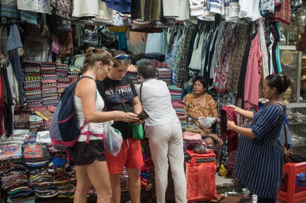 Nákupy oblečenia v Central markete v Phnom Penhe, Kambodža