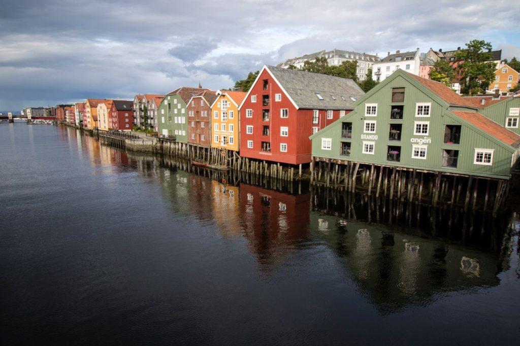 Trondheim - drevené domčeky na koloch, Norsko