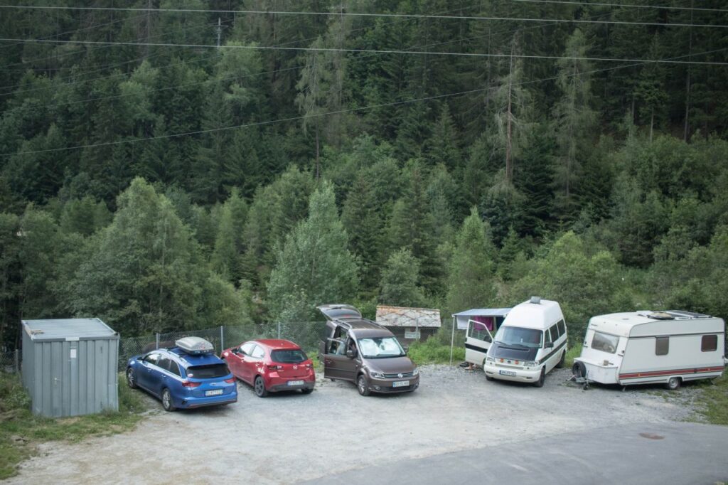 Spanie v aute vo Švajčiarsku na neplatených parkoviskách