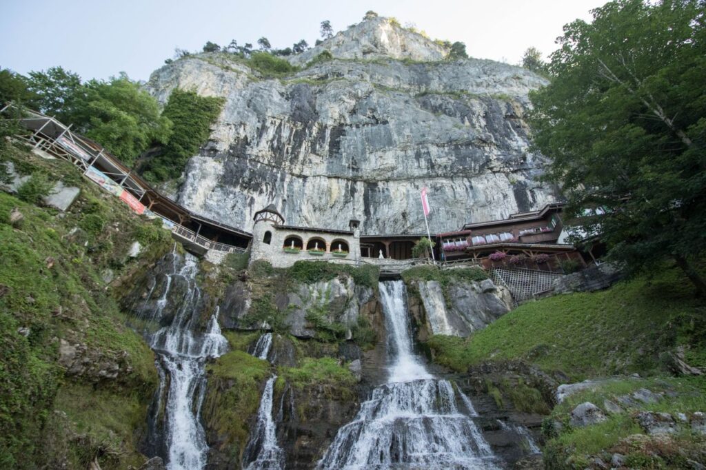 St. Beatus Caves, vodopád z jaskyne, Švajčiarsko, roadtrip itinerár