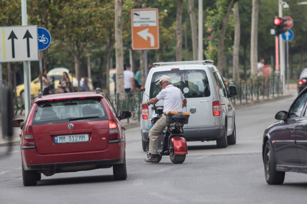 Dopravný chaos v Tirane, šoférovanie v Albánsku