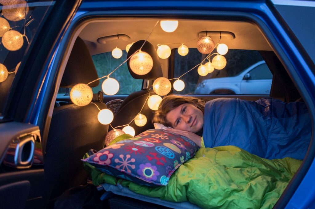 Svetlá do auta na spanie, vychytávky a doplnky na spanie v aute
